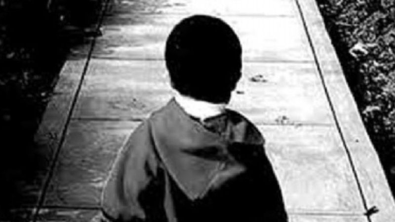 Encuentran a un niño solo en la calle y lo entregaron a su tía