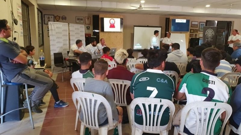 Dos All Blacks capacitaron a jugadores locales