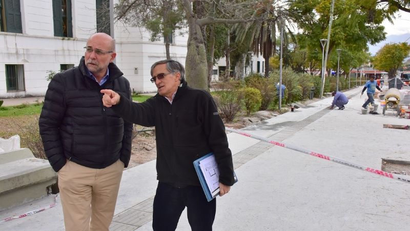 Más obras en la UNCA: trabajan en la refacción de veredas