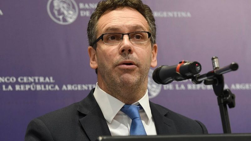 Aseguran que "no se usarán reservas para contener al dólar"
