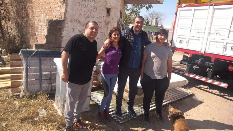 Entregan elementos para el hogar a familias de bajos recursos