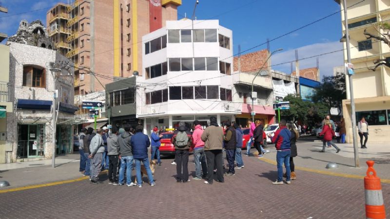 Despedidos de Alpargatas peregrinan por trabajo