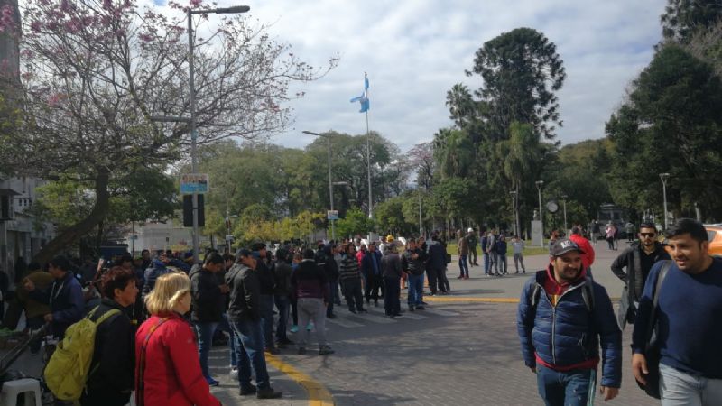 Despedidos de Alpargatas peregrinan por trabajo