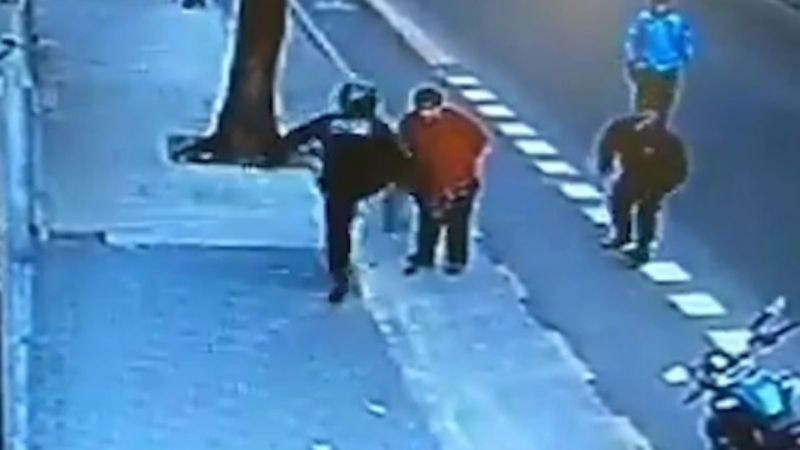 Qué determinó la autopsia al hombre que murió tras recibir la patada de un policía