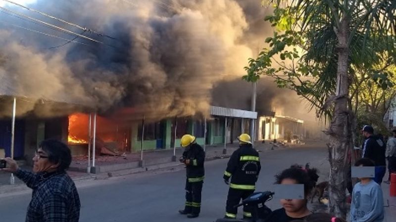 Impresionante incendio en un local de Recreo