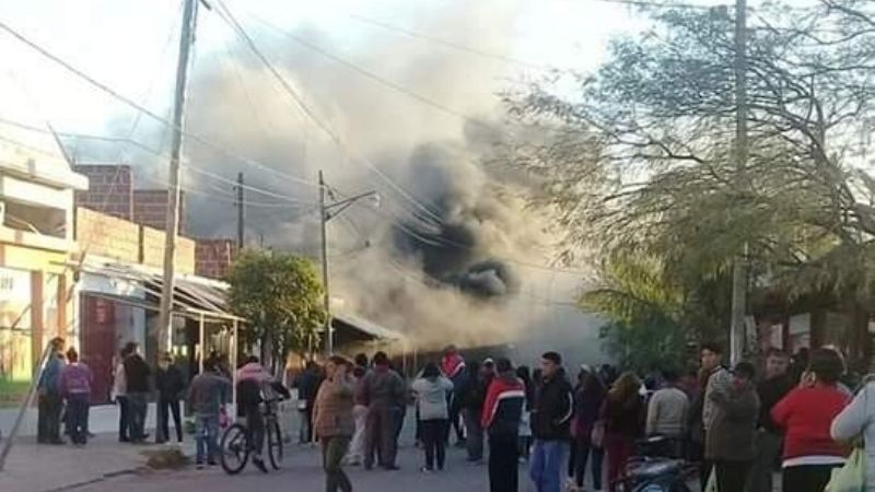 Impresionante incendio en un local de Recreo