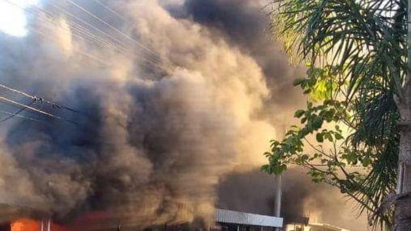 Impresionante incendio en un local de Recreo