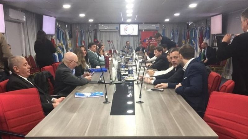 Ministros de Economía ya discuten propuesta a Nación para compensar la poda