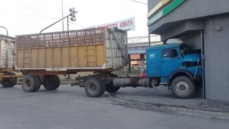 Camión se incrustó contra la puerta principal de un local comercial