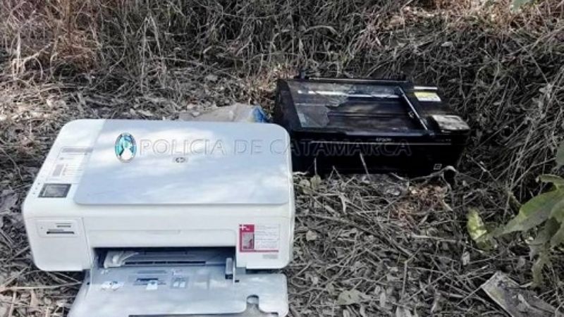 Encuentran dos impresoras ocultas en un baldío