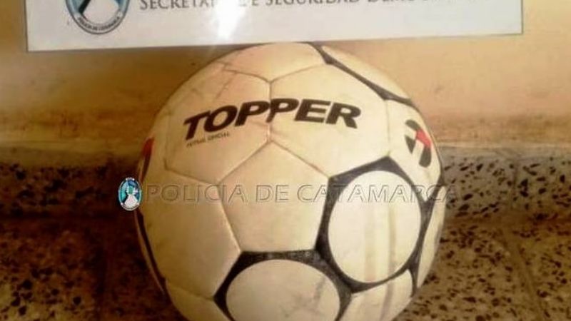 Quiso robar una pelota de fútbol