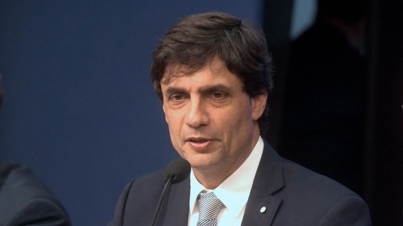 Lacunza les respondió a los gobernadores que cuestionan a Macri