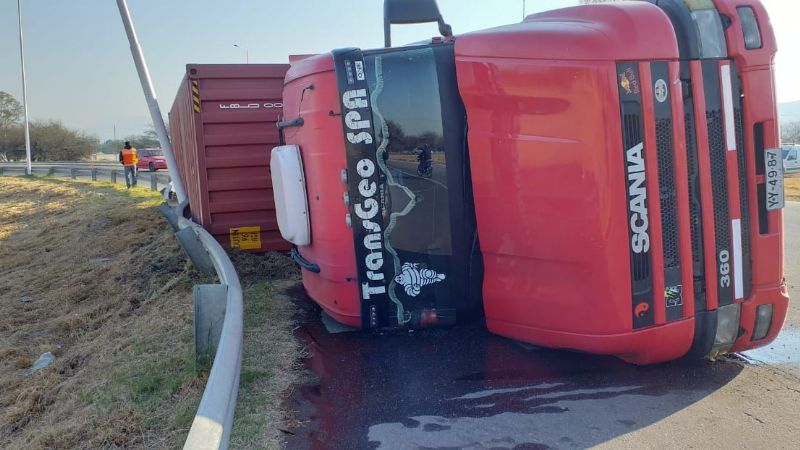 Volcó un camión cargado con limones
