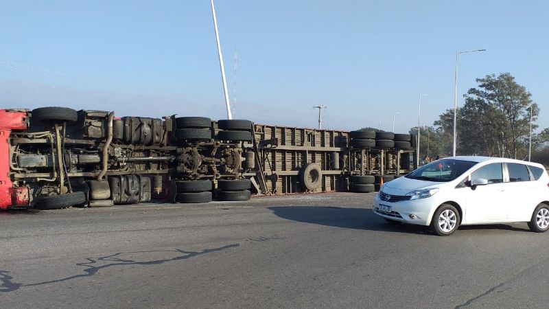 Volcó un camión cargado con limones