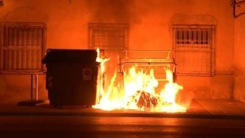 Arrestan a joven por incendiar un contenedor de residuos en el centro