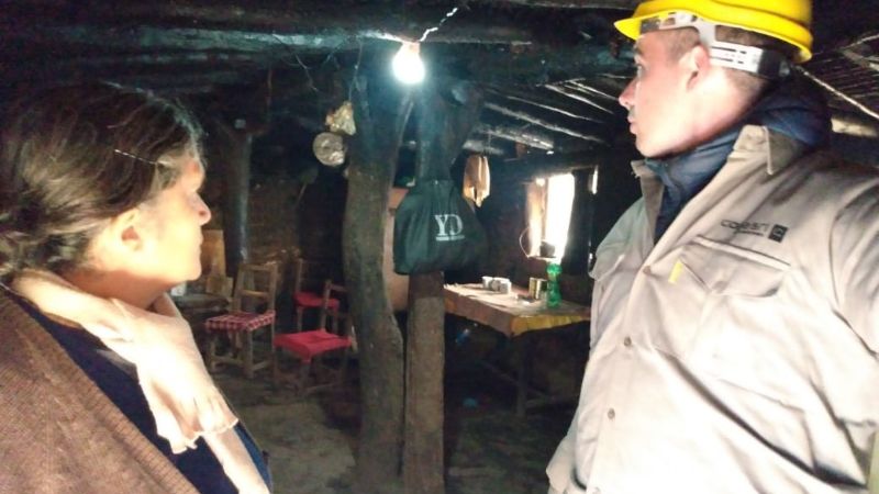 Tras 20 años de iluminarse con velas, ahora tienen iluminación fotovoltaica