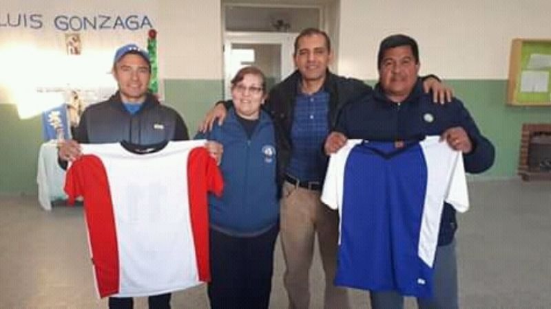 Alumnos de Mutquín agradecen la donación de camisetas