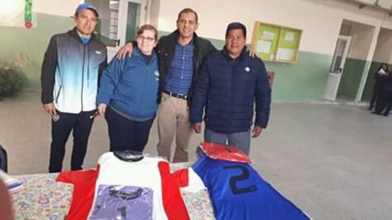 Alumnos de Mutquín agradecen la donación de camisetas