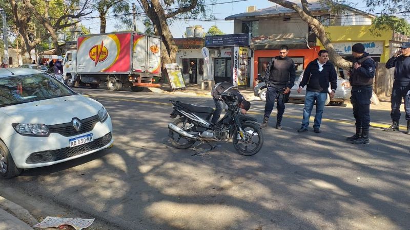 Motociclista embistió a una mujer e impactó con un auto estacionado