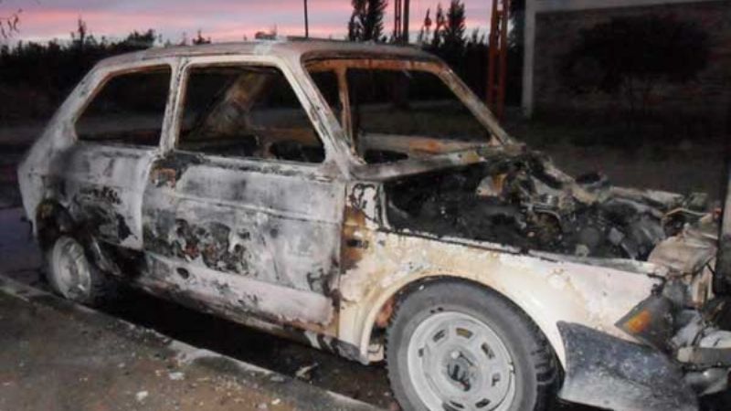 Un auto fue consumido por las llamas