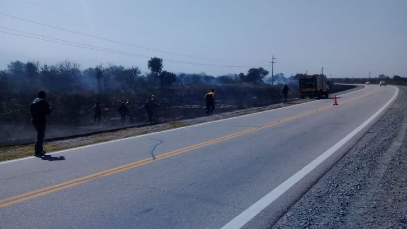 Combaten un gran incendio en la ruta 38