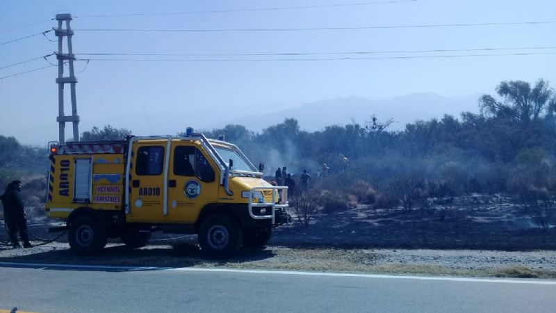 Combaten un gran incendio en la ruta 38