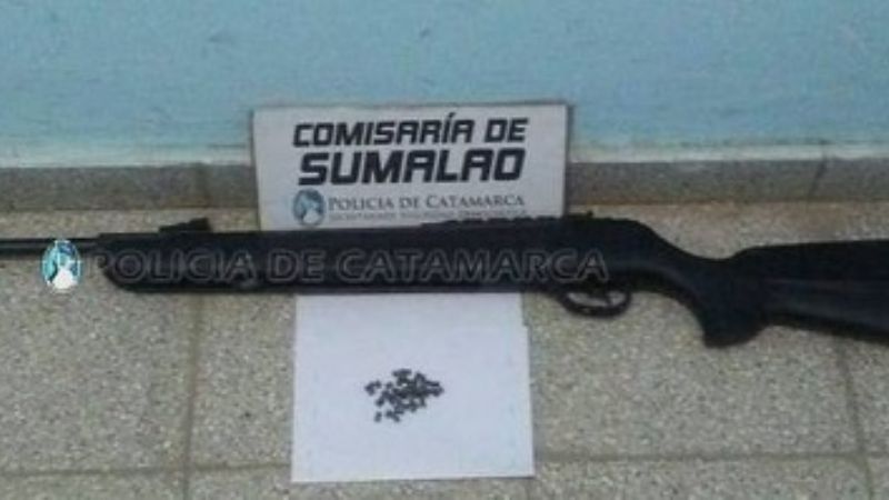 Manipulaba un rifle y se disparó accidentalmente