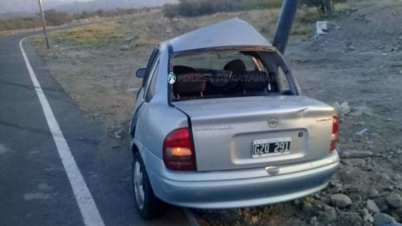 Violento choque contra un poste de luz