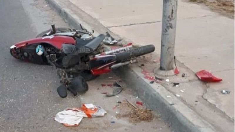 Motociclista impactó contra un poste de luz
