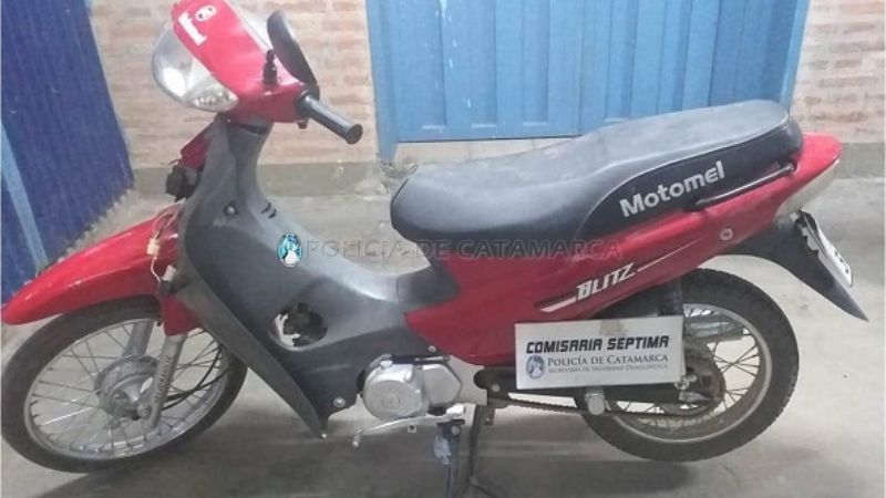 Lo sorprendieron entrando a su casa una moto sustraída