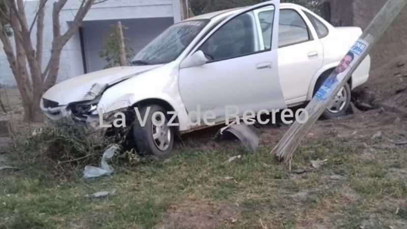Auto impactó contra un poste de luz