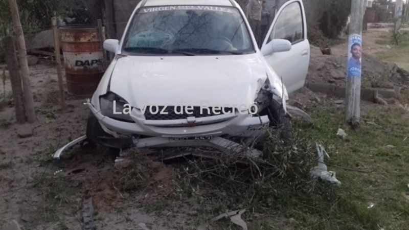 Auto impactó contra un poste de luz