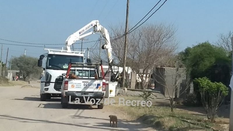 Auto impactó contra un poste de luz