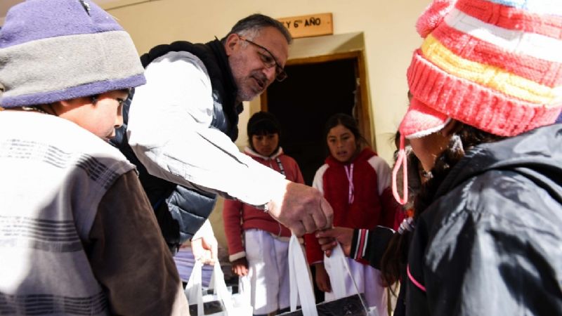 Entrega de kits a los estudiantes de Periodo Especial de Belén
