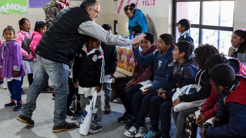 Entrega de kits a los estudiantes de Periodo Especial de Belén