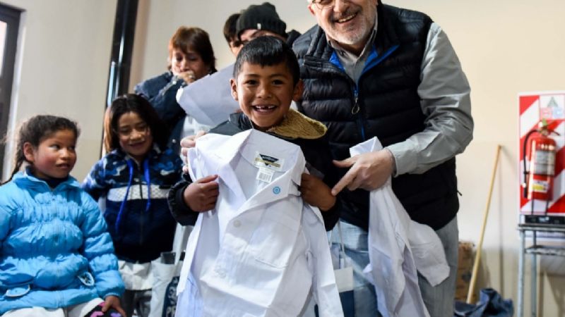 Entrega de kits a los estudiantes de Periodo Especial de Belén