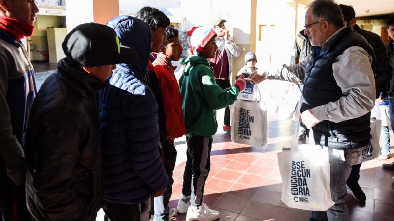 Entrega de kits a los estudiantes de Periodo Especial de Belén