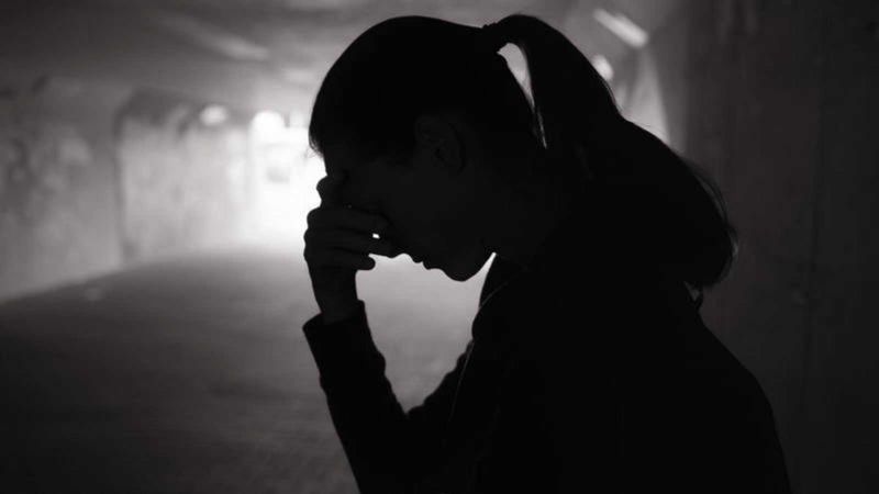 Aprehenden a un hombre por golpear a una mujer en la calle