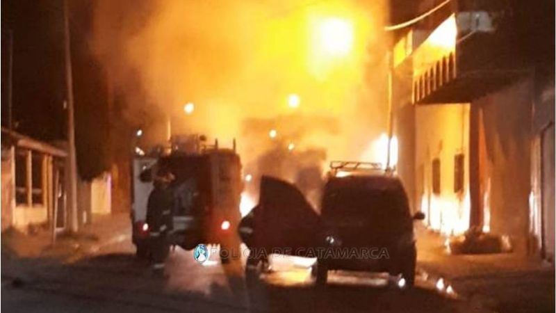 Se prendió fuego una camioneta y un auto