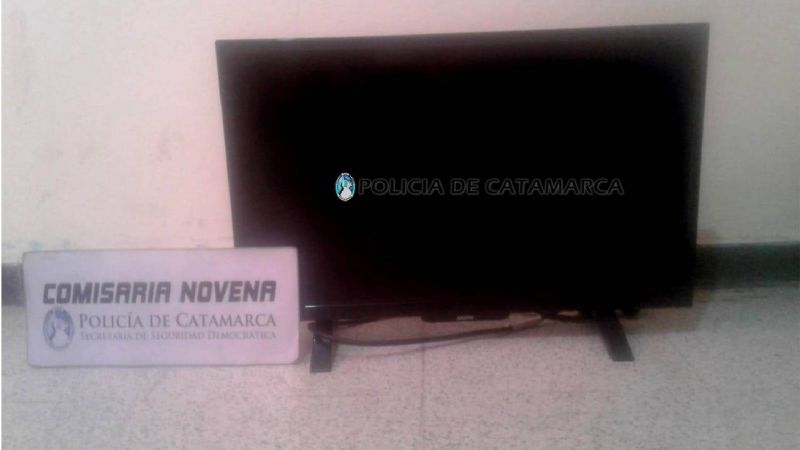 Escapó de policías y dejó abandonado un televisor
