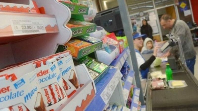 Exposición de golosinas en cajas registradoras de supermercados