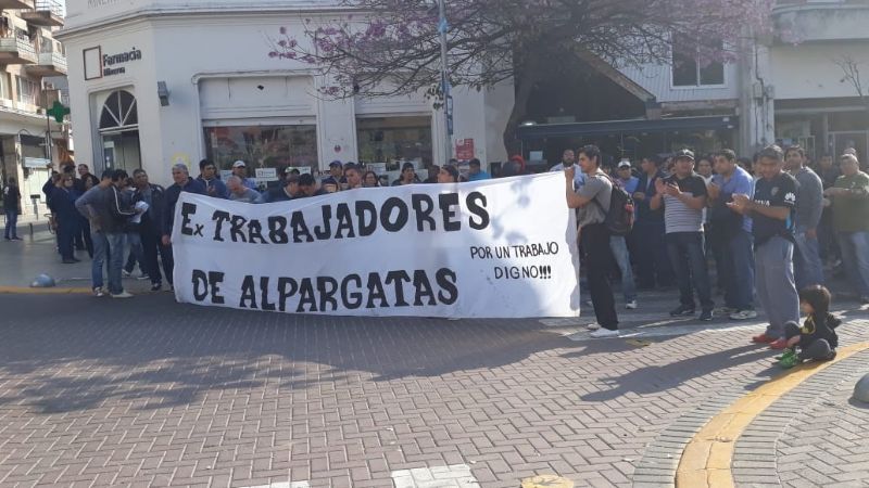 Despedidos de Alpargatas piden trabajo con corte de calles