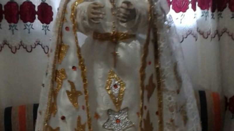 Trabajan en la confección de la corona para la Patrona de El Alto