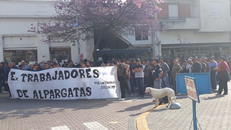 Despedidos de Alpargatas piden trabajo con corte de calles