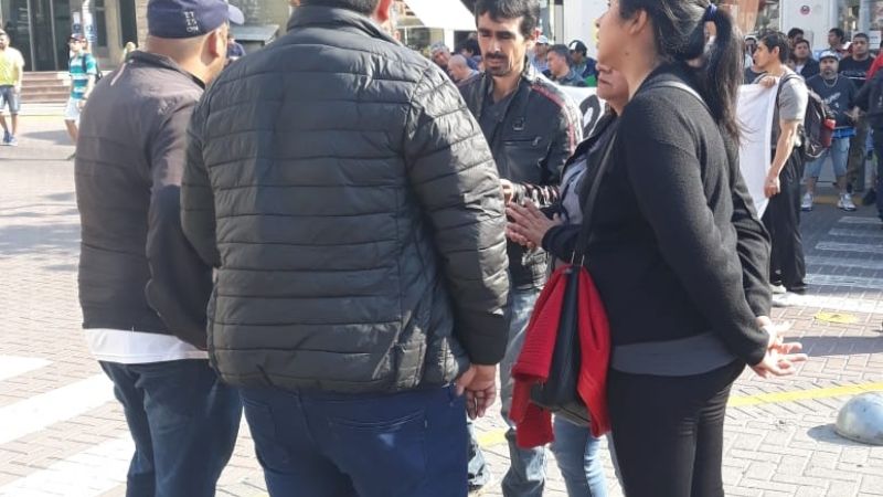 Despedidos de Alpargatas piden trabajo con corte de calles