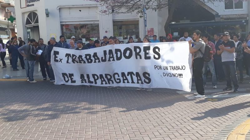 Despedidos de Alpargatas piden trabajo con corte de calles