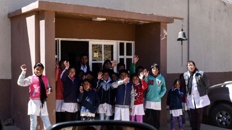 Alumnos del interior profundo recibieron sus kits y guardapolvos