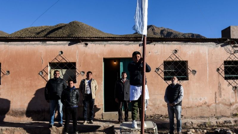 Alumnos del interior profundo recibieron sus kits y guardapolvos