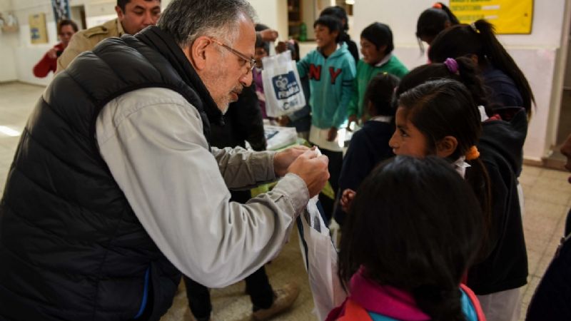 Alumnos del interior profundo recibieron sus kits y guardapolvos