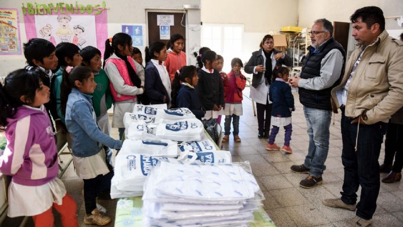 Alumnos del interior profundo recibieron sus kits y guardapolvos